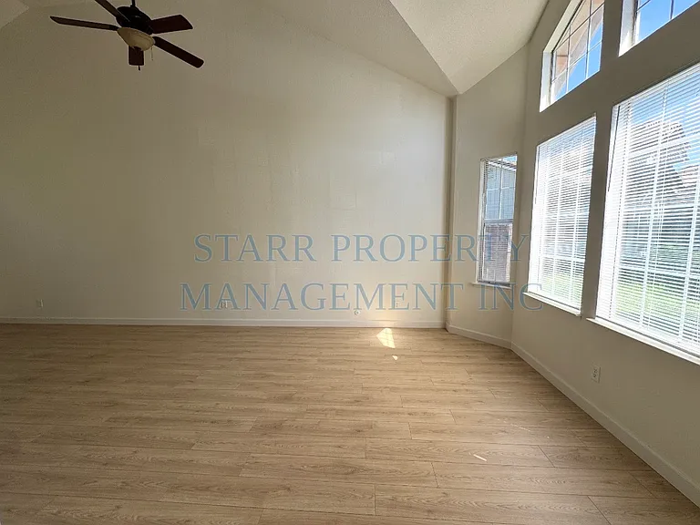 6059 Gentry Ave — Photo 3