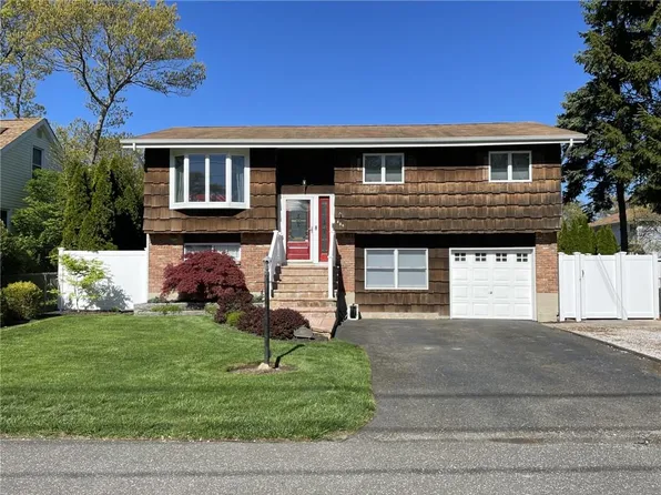 409 McCall Avenue, West Islip, NY 11795