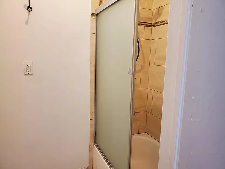 616 Broadway St #5 — Photo 9