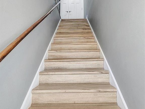 3rd image of 332 Barrington Square Est APT F
