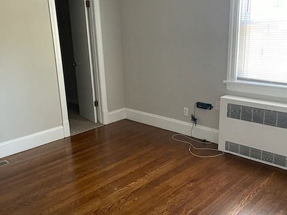 5th image of 2813 Kenwood Ave