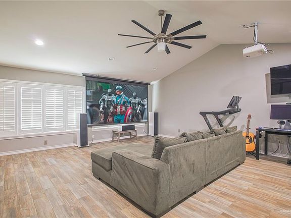 4th image of 1101 Country Club Dr