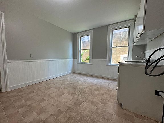 5th image of 1092 E Main St #1L
