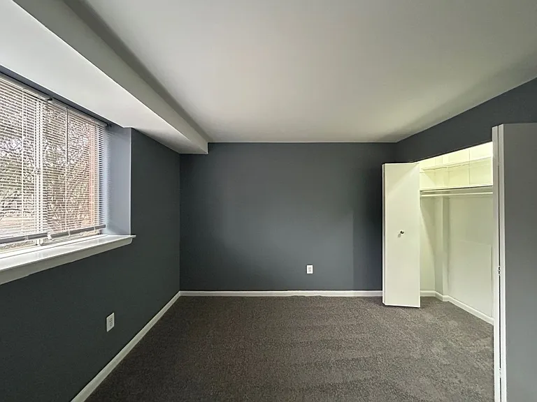 Hampshire House Apartments — Photo 6
