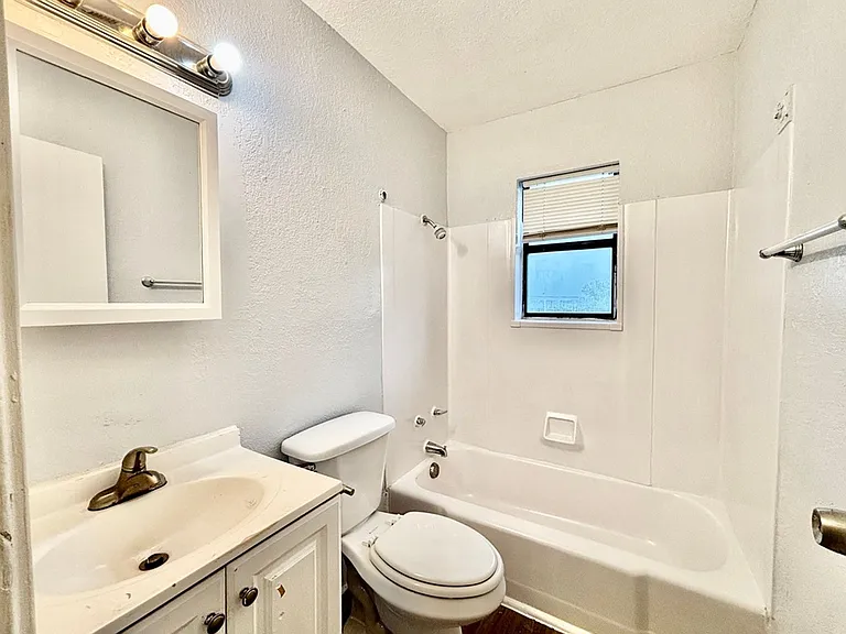 82 West — Photo 13