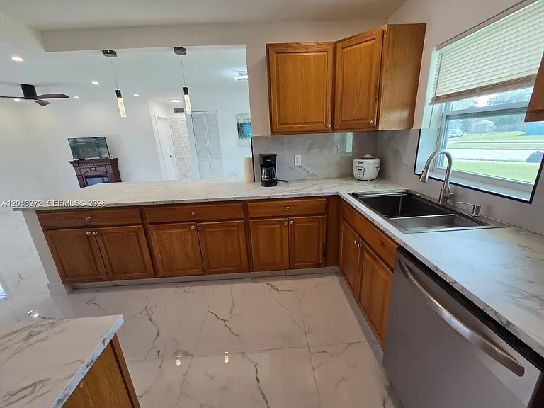305 SE Airoso Blvd — Photo 20