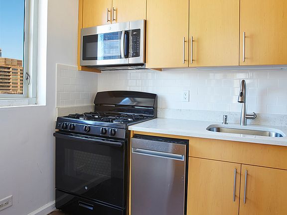 4th image of 130 W 67th St APT 24-F