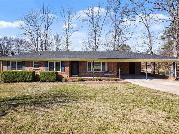 22 Woodridge Dr, Greenville, SC 29611