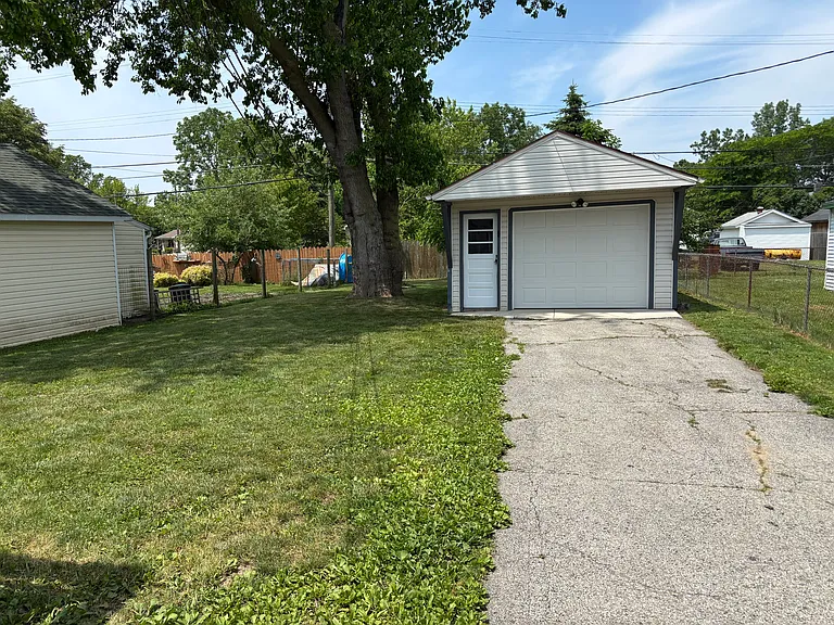 1242 Vineyard Dr — Photo 2