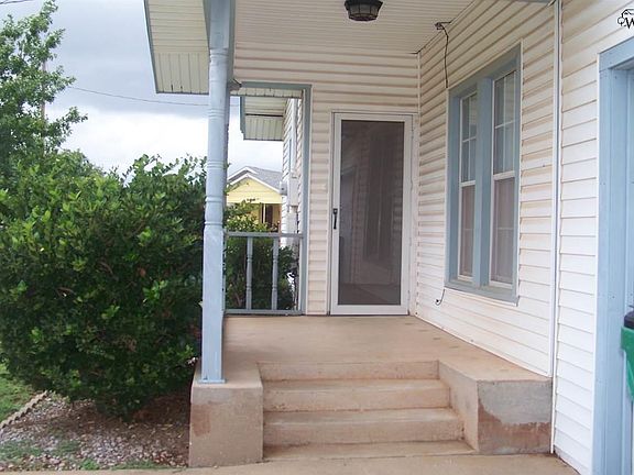 2nd image of 110 W Pecan Ave