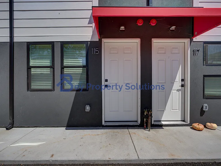 115 S Elm St — Photo 3