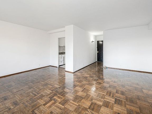 4th image of 4 Fordham Hill Oval APT 7F