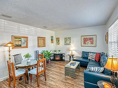 2350 Gregory Dr — Photo 2