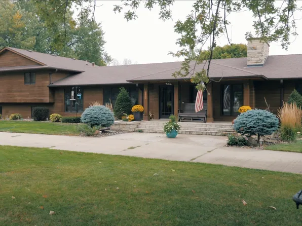 1106 Ellis Dr, Charles City, IA 50616