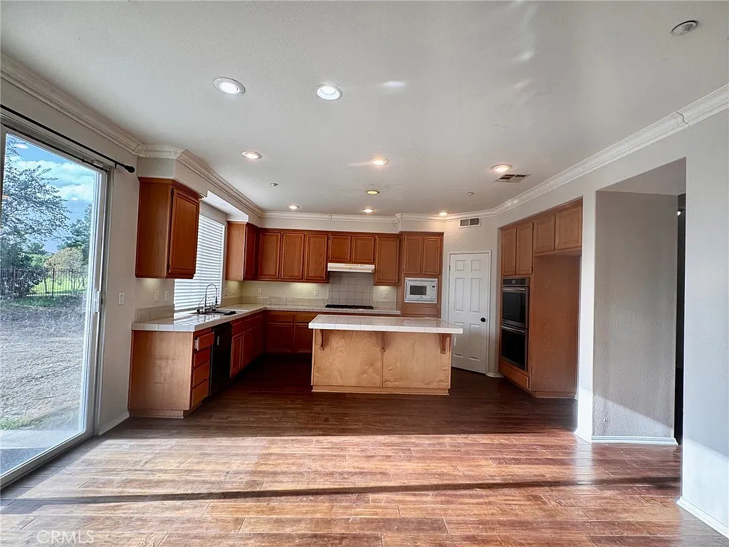 4 bed, 3035 sqft, $3,500 — Photo 4