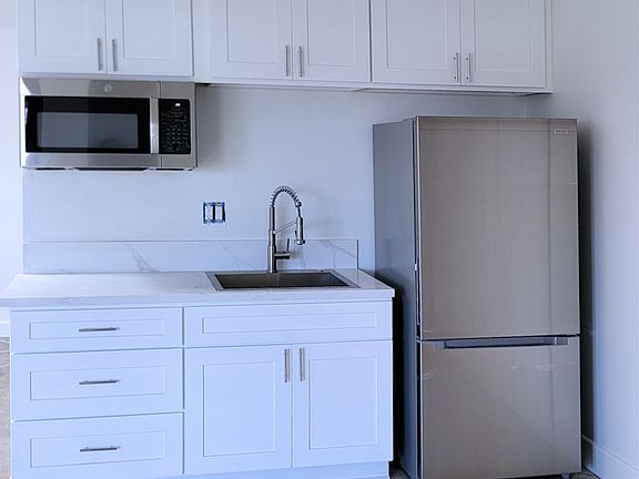 3rd image of 5132 Dunbar Dr APT A1