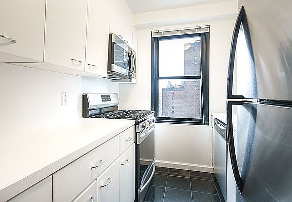3rd image of 315 W 57th St APT 18B