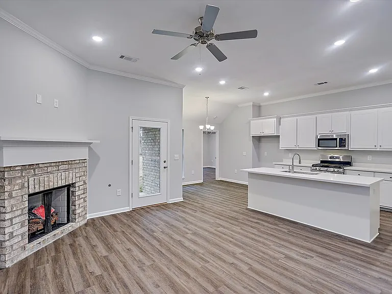 606 Diamond Way — Photo 2