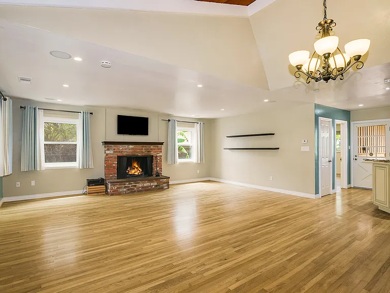 1263 Tourmaline St — Photo 10