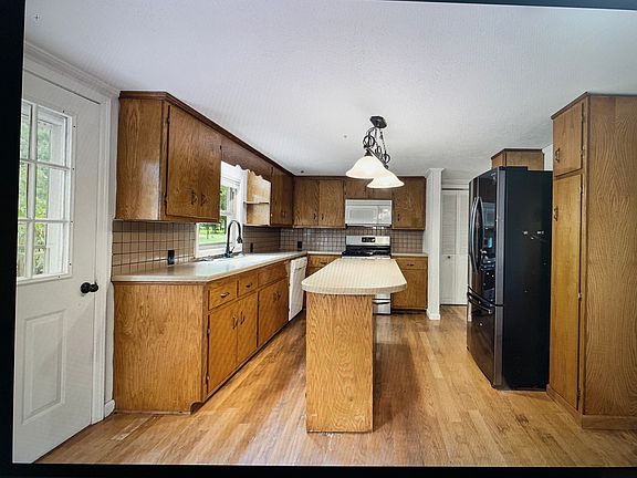 Complete kitchen..Stove/Oven, Microwave, Dishwasher, Refrigerator...