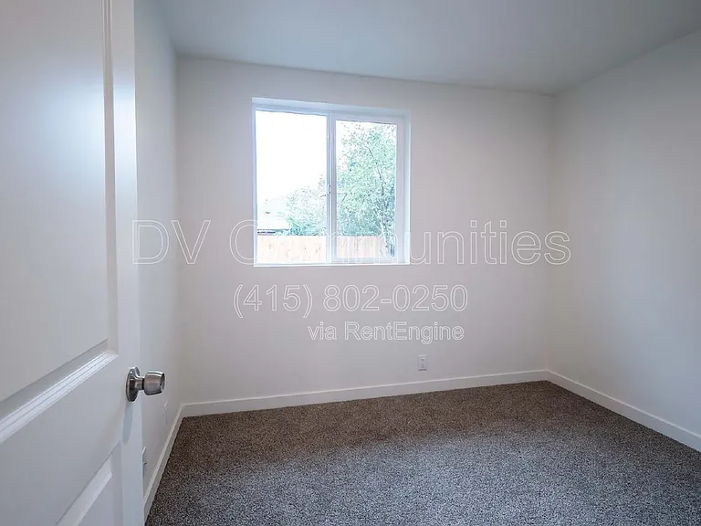 1246 Hughes St — Photo 21