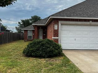 725 Kingston Dr, Grand Prairie, TX 75051
