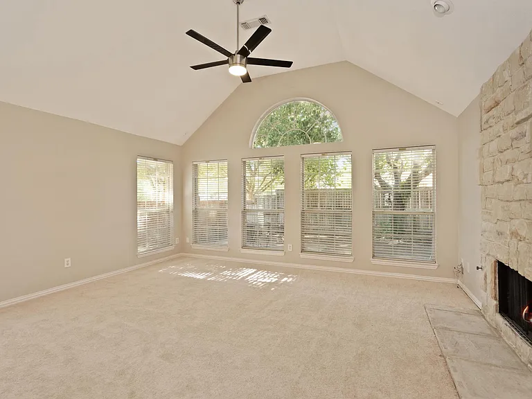 114 Midcrest Dr — Photo 8
