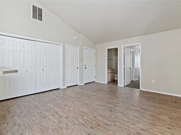 121 N Avenger Ln — Photo 2