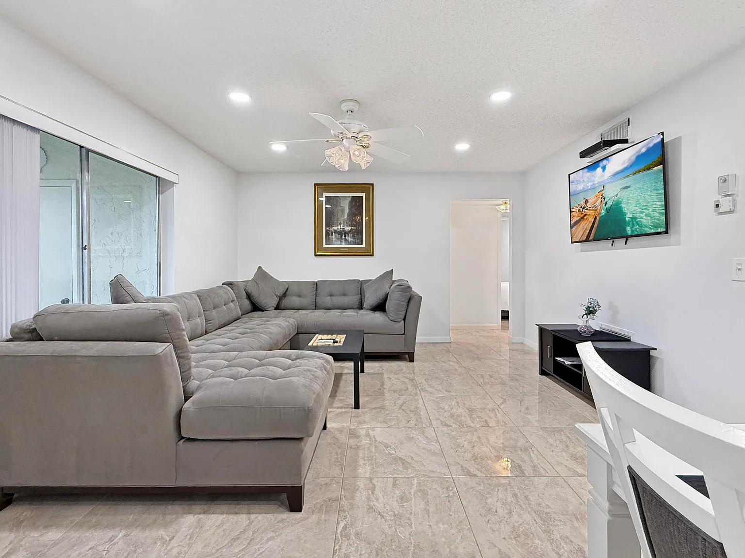 2 bed, 1.0 bath, 810 sqft, $1,900 — Photo 2