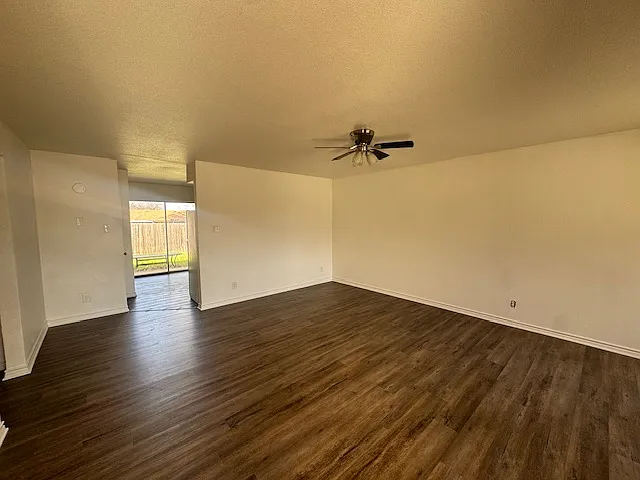 211 W Cardinal Ln — Photo 2