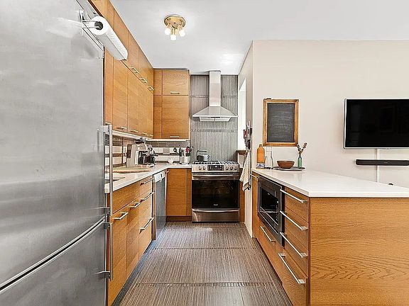 2nd image of 634 11th St Unit 5