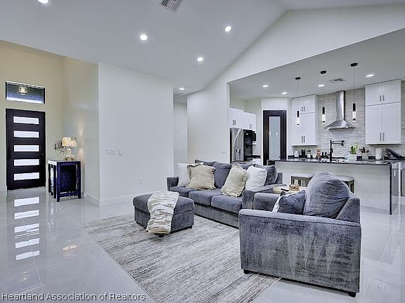4th image of 344 Oriole Ave