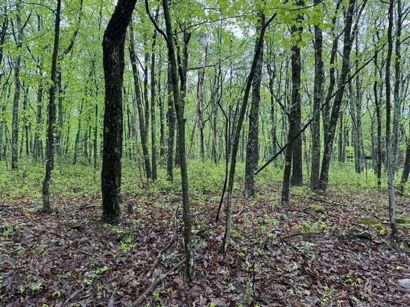 2 Sportsmans Trl, Stroudsburg, PA 18360