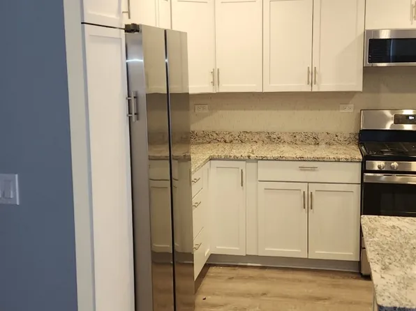 10 E Sunset Dr, Cary, IL 60013