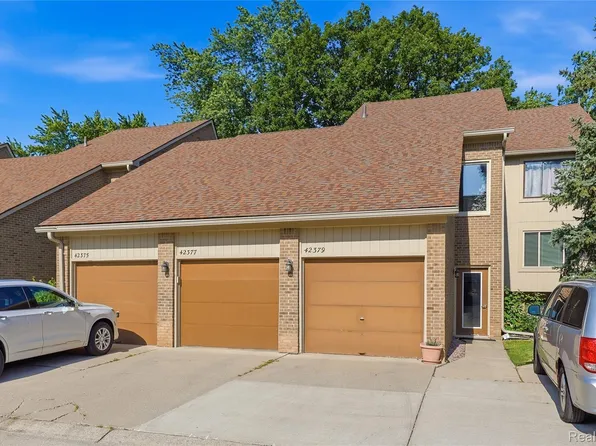 42377 Lochmoor St, Clinton Township, MI 48038