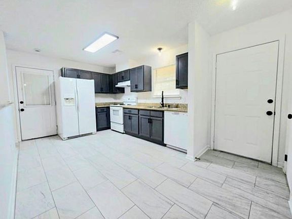 2nd image of 207 S Park Ln