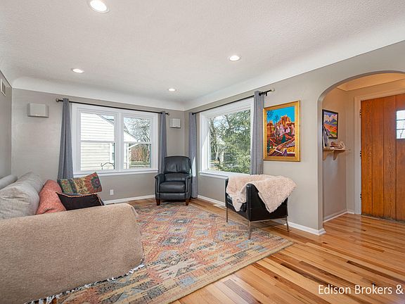 2nd image of 2475 College Ave NE