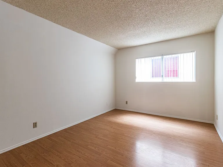 10845 Camarillo St — Photo 35
