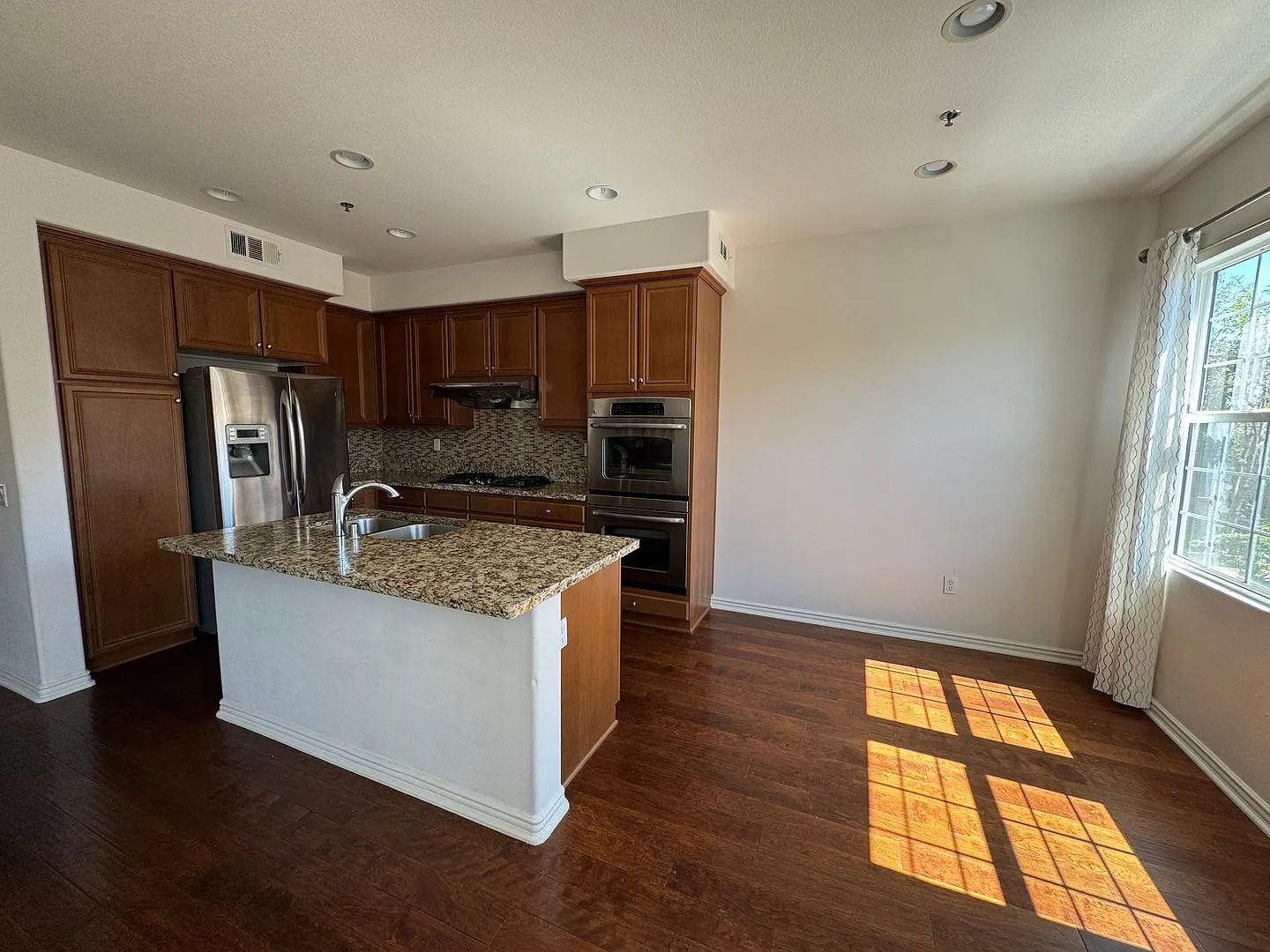 Beautiful Westlake Highlands Townhome with Private Courtyard — Photo 4