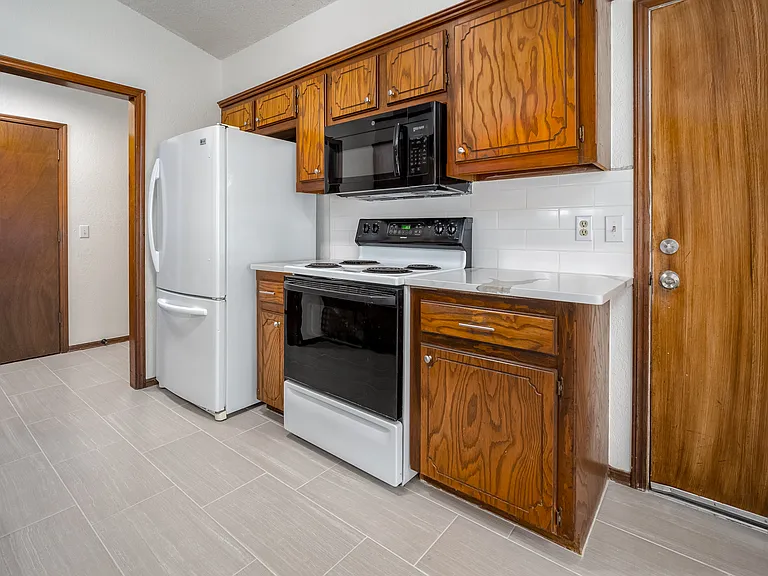 2605 Pennington Ave — Photo 3