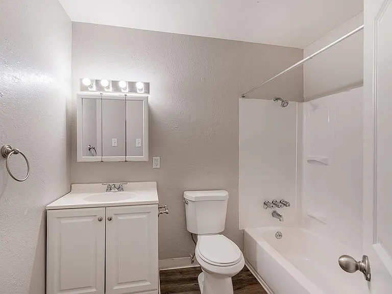 Rosewood Gardens Apartments — Photo 12
