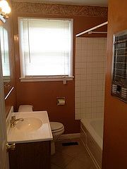 Tastefully Decorated Full Bath