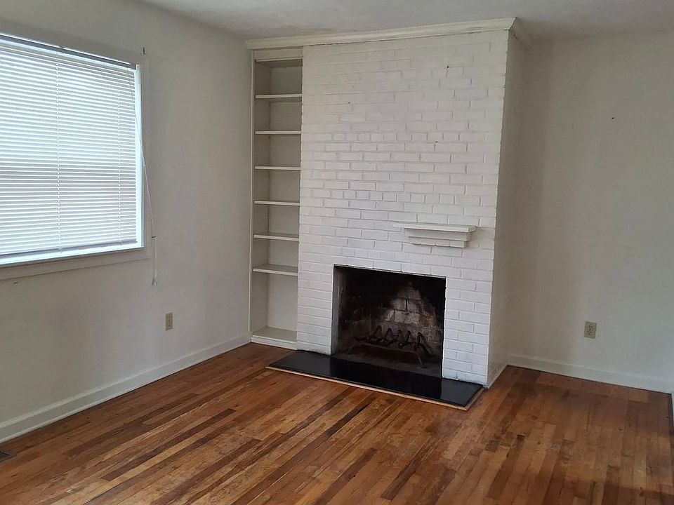 Fireplace has not been used, but great gas heat.