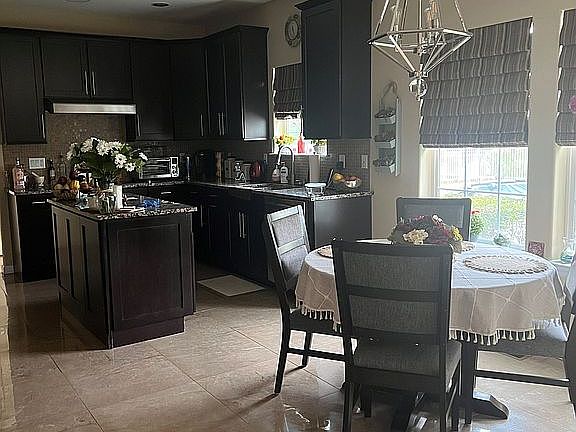 3rd image of 5 Country Woods Dr