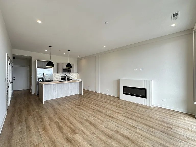 3207 N Narragansett Ave #604 — Photo 8