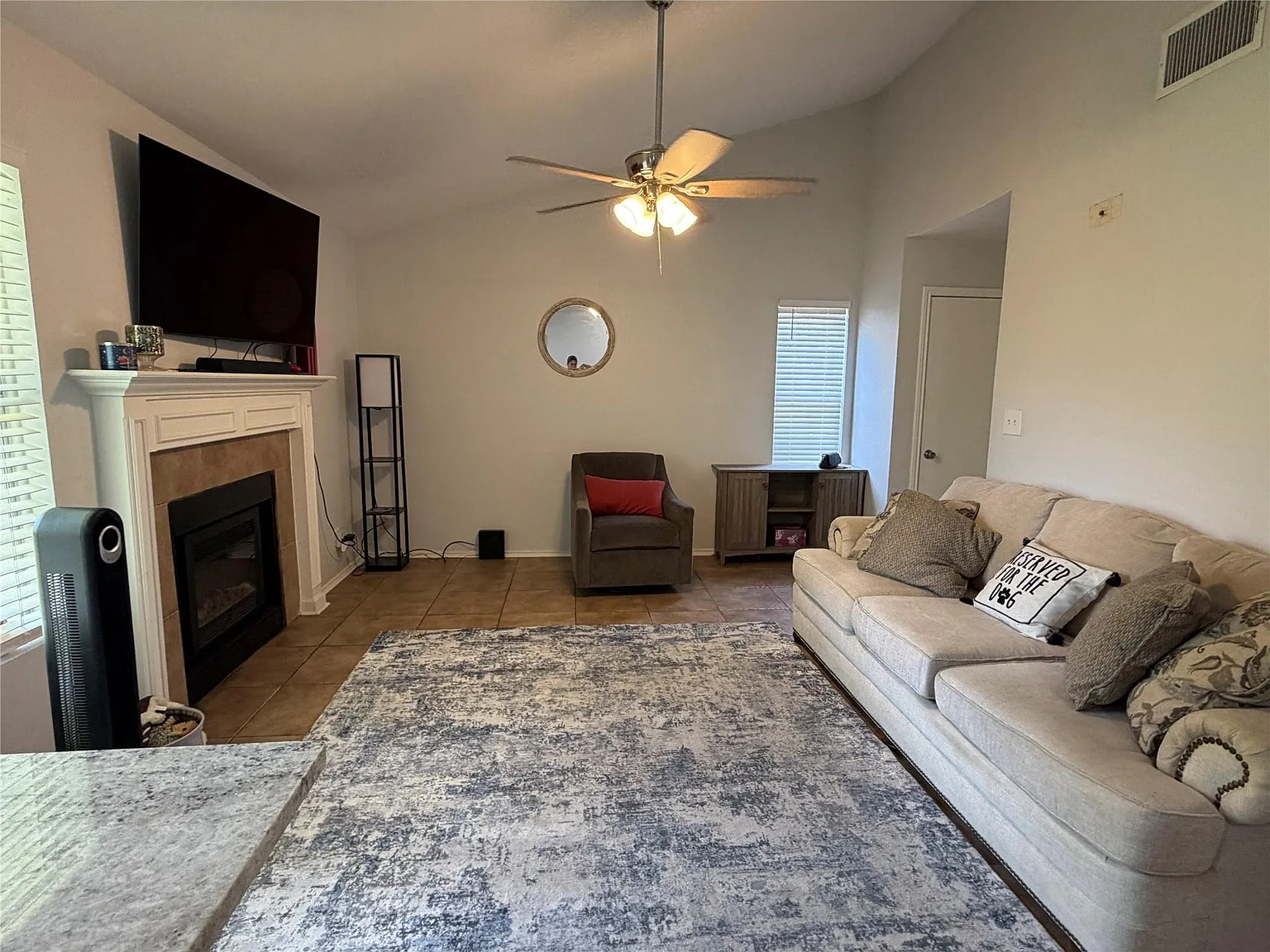 2 bed, 1.0 bath, 935 sqft, $1,600 — Photo 3