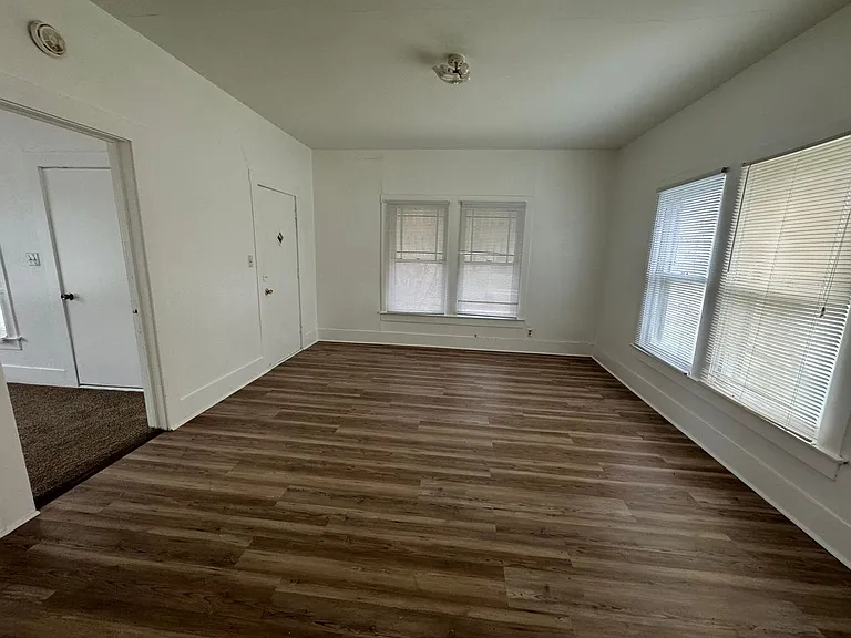 402 NW #D — Photo 4