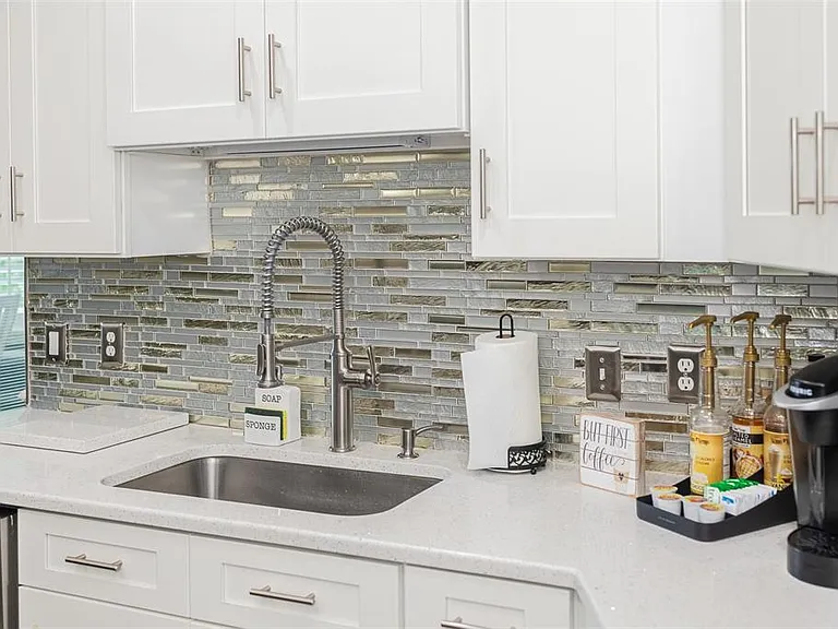 5864 Manchester Dr W — Photo 13