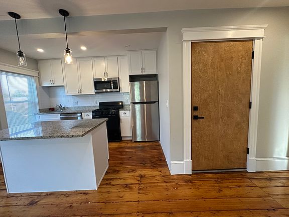 4th image of 33 Clifford St #3
