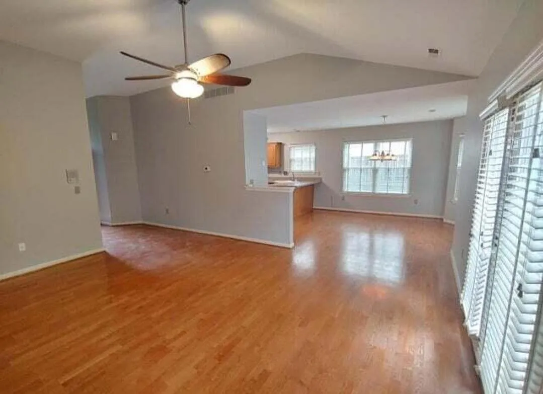 3 bed, 2.0 bath, 1390 sqft, $2,095 — Photo 2
